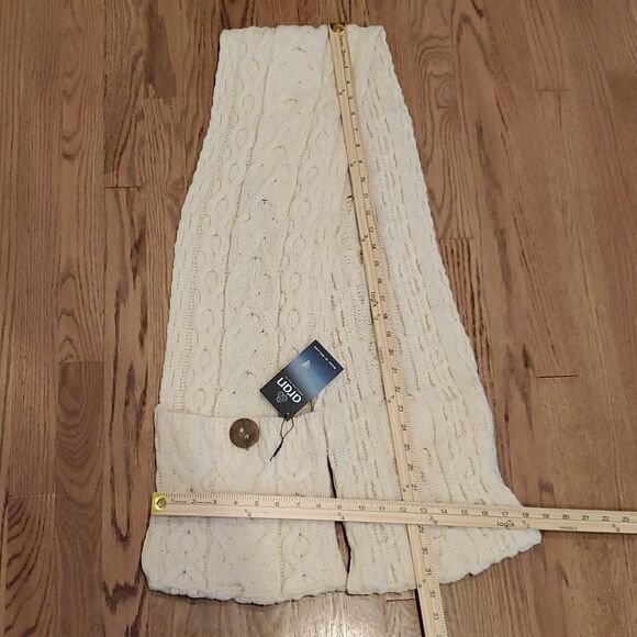 NWT ARAN WOOLEN MILLS Irish Merino Wool Pocket Scarf Wooden buttons Shawl Cream - Picture 11 of 11